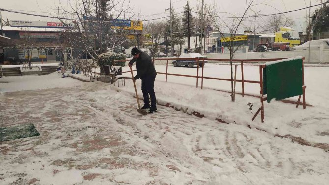 Antalya’nın Korkuteli İlçesinde Kar Kalınlığı 5 Santimi Buldu