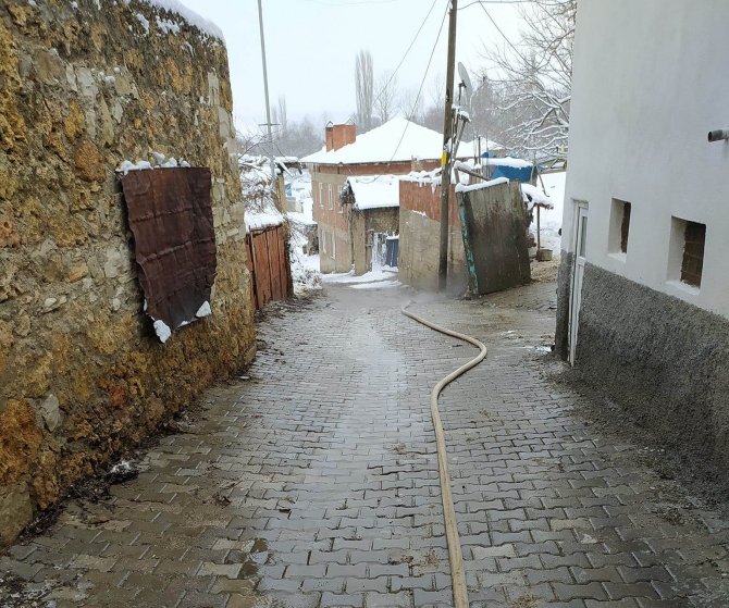 Köylüler Yollardaki Kar Ve Buzu Kaplıca Suyuyla Eritiyorlar