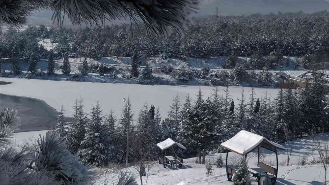 Kütahya’daki ’Saklıgöl’ Buz Tuttu