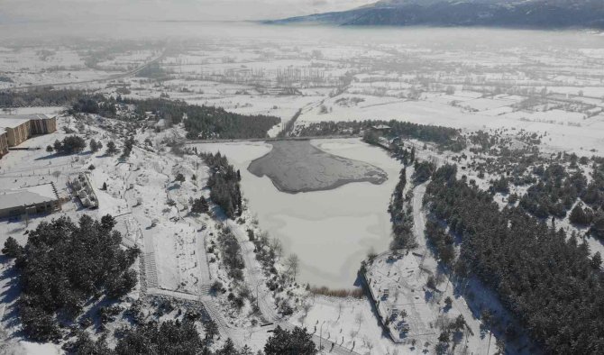 Kütahya’daki ’Saklıgöl’ Buz Tuttu