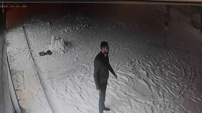 İ̇ş Yeri Önündeki Kardan Adamı Bile Çaldılar
