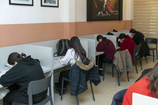 Öğrenci Çalışma Merkezinde Çay, Kahve Ve İnternet Ücretsiz