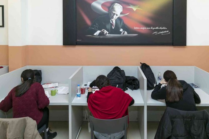 Öğrenci Çalışma Merkezinde Çay, Kahve Ve İnternet Ücretsiz