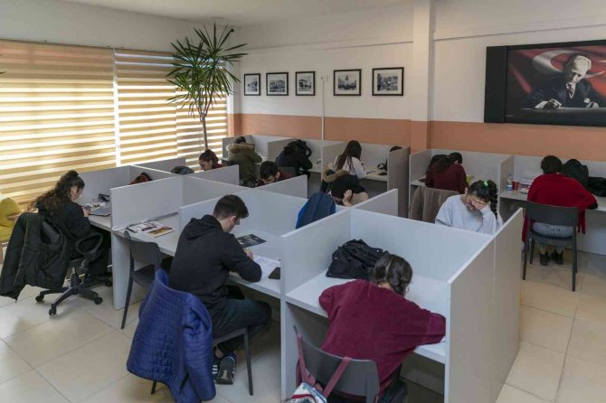 Öğrenci Çalışma Merkezinde Çay, Kahve Ve İnternet Ücretsiz