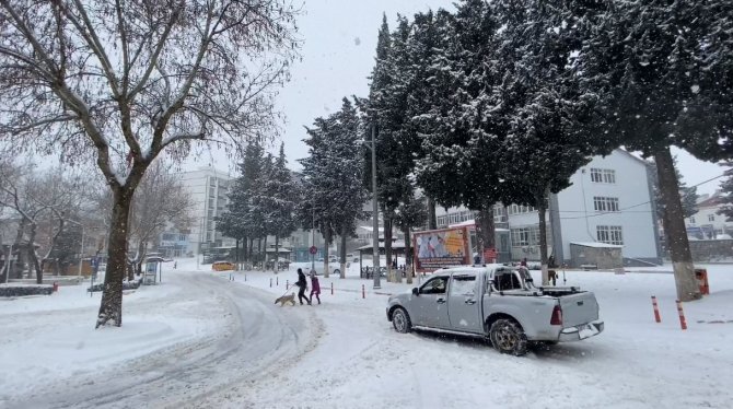 Bu İlçeye 4 Yıl Aradan Sonra İlk Defa Bu Kadar Kar Yağdı