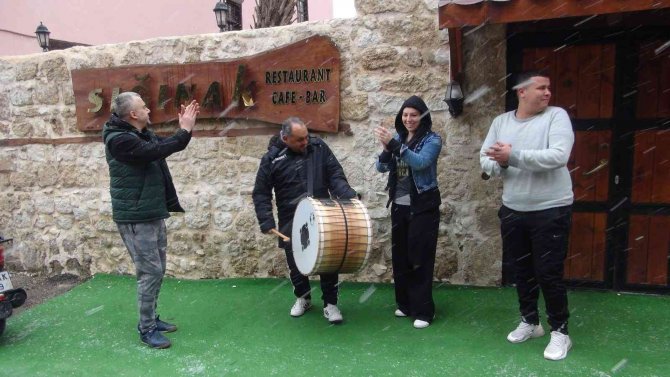 Yıllar Sonra Kar Yağdı, Vatandaş Davul Eşliğinde Göbek Attı