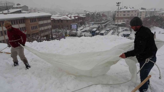 Muş’ta İşçilerin Çatılarda Tehlikeli Kar Temizliği Başladı
