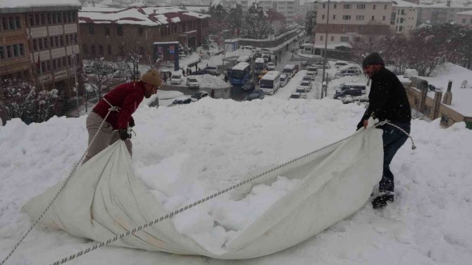 Muş’ta İşçilerin Çatılarda Tehlikeli Kar Temizliği Başladı