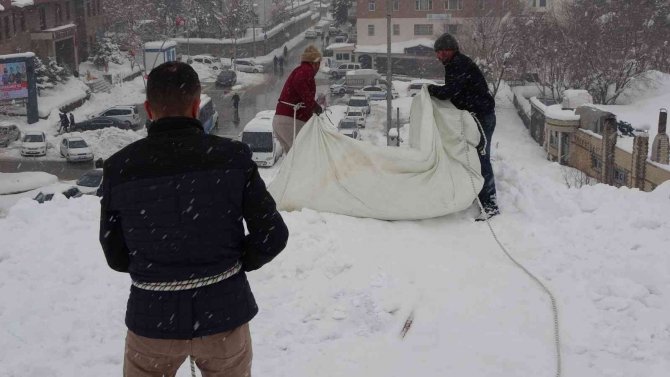 Muş’ta İşçilerin Çatılarda Tehlikeli Kar Temizliği Başladı