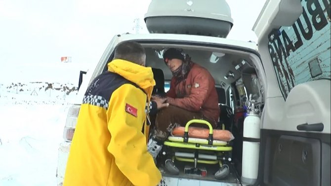 Donmak Üzere Olan Çoban, Paletli Ambulans İle Kurtarıldı