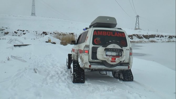 Donmak Üzere Olan Çoban, Paletli Ambulans İle Kurtarıldı