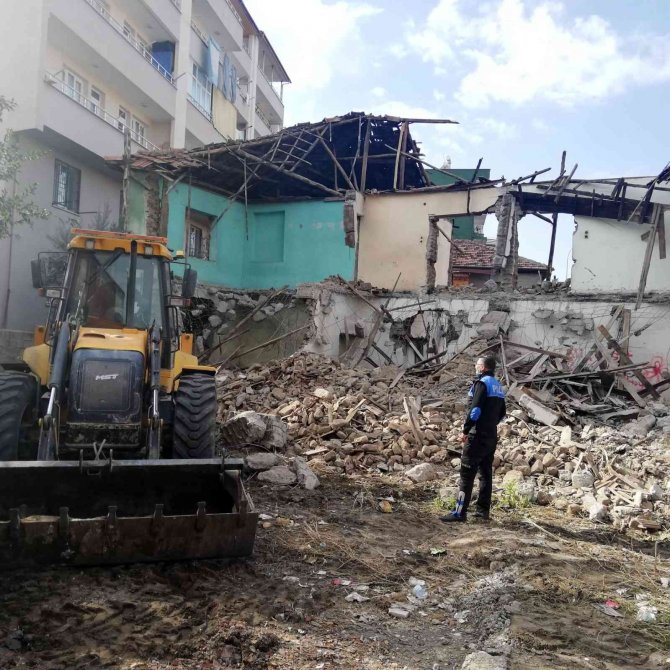 Osmaniye’de Metruk Binalar Yıkılıyor