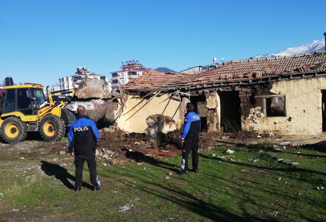 Osmaniye’de Metruk Binalar Yıkılıyor