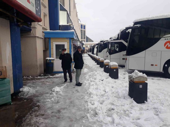 Otobüs Seferleri Durduruldu, Vatandaşlar Otogarda Mahsur Kaldı