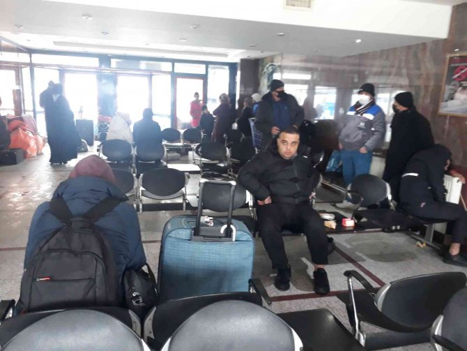 Otobüs Seferleri Durduruldu, Vatandaşlar Otogarda Mahsur Kaldı
