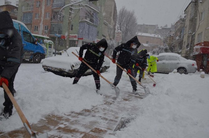 Karda Mahsur Kalanlar Belediye Ekiplerince Kurtarıldı