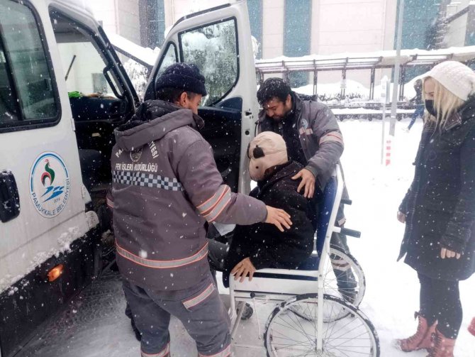 Pamukkale’de Mahsur Kalanlara Belediye Yardım Etti