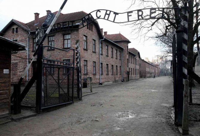 Auschwitz Kampında "Nazi Selamı" Veren Hollandalı Turiste Para Cezası