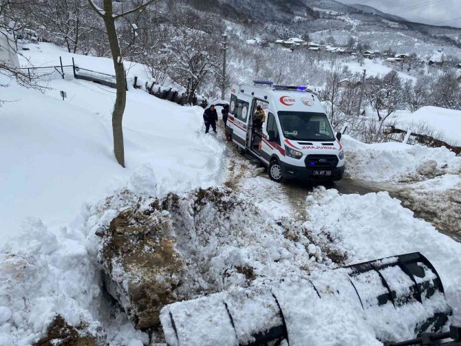 Karla Kaplanan Yolda Ambulansın Yolunu Açtılar