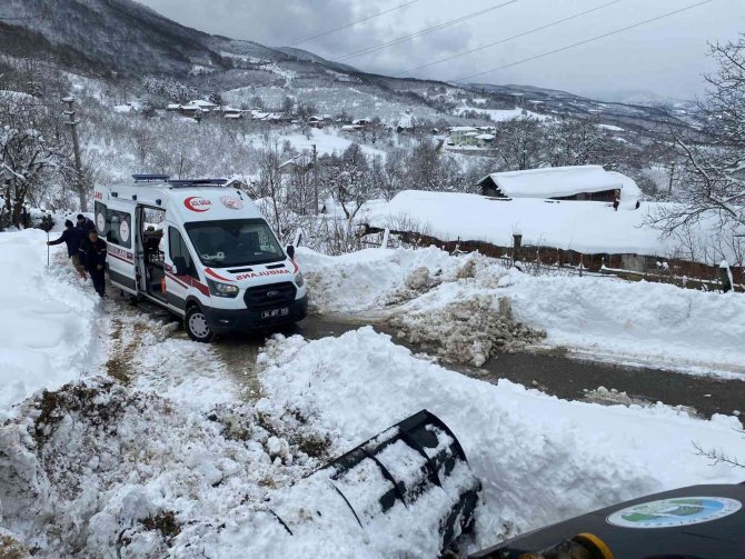Karla Kaplanan Yolda Ambulansın Yolunu Açtılar