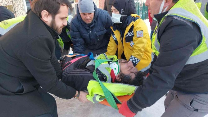 Kar Temizleme Görevlisi Buzda Kayarak Düşüp Hastanelik Oldu
