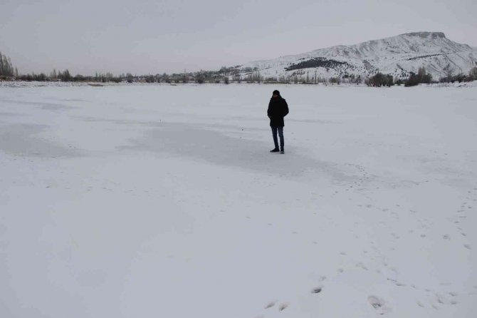 Sibirya Soğukları Göl Ve Irmağı Dondurdu