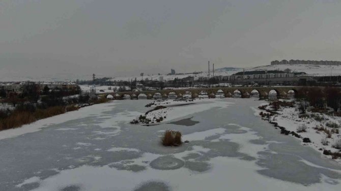 Sibirya Soğukları Göl Ve Irmağı Dondurdu