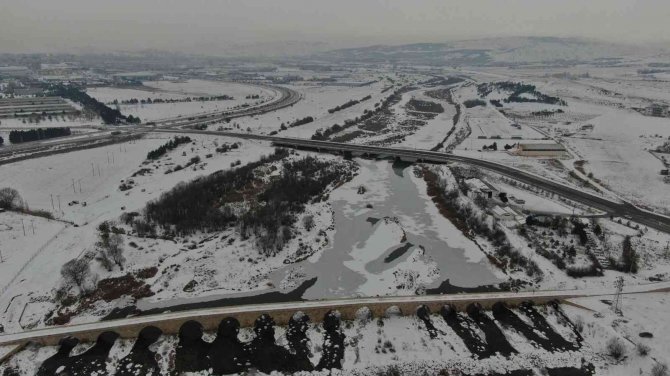 Sibirya Soğukları Göl Ve Irmağı Dondurdu