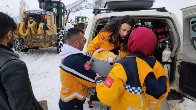 Karla Kaplı Yollarda Ekipler, 40 Günlük Bebek İçin Seferber Oldu