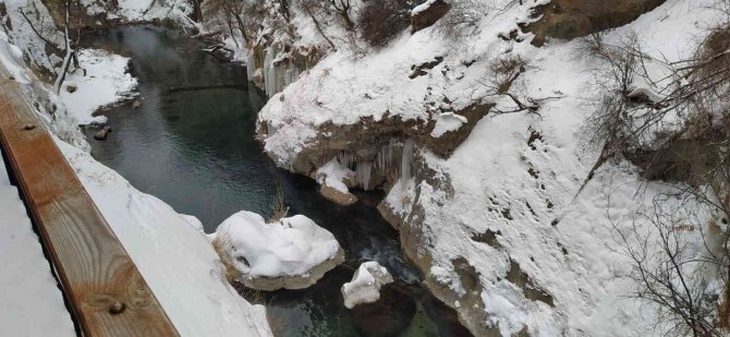Sivas Türkiye’nin En Soğuk Yeri Oldu, Kanyonda Buz Sarkıtları Oluştu