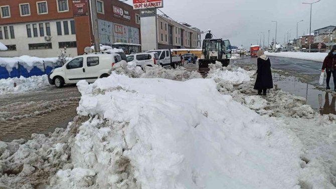 Düzce’de Kar Mesaisi Aralıksız Devam Ediyor