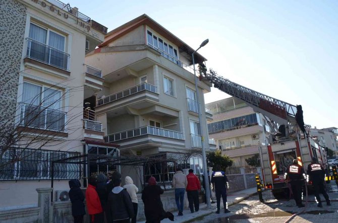 Teras Katında Çıkan Yangın Korkuttu