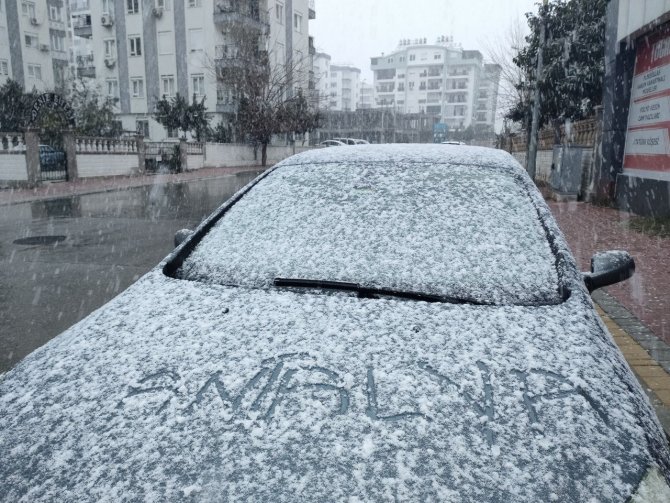 Antalya Kent Merkezine 29 Yıl Sonra Kar Yağdı