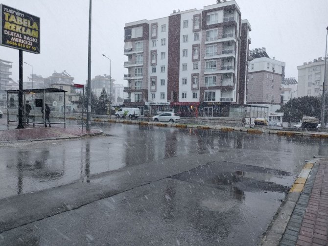 Antalya Kent Merkezine 29 Yıl Sonra Kar Yağdı