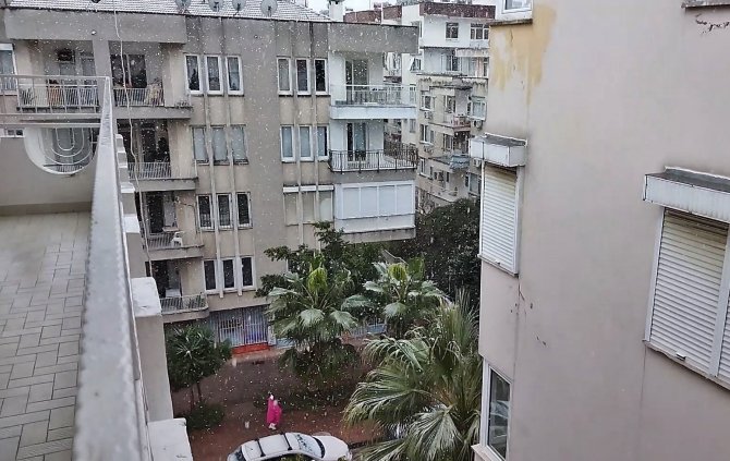 Sabah Uyandıklarında Kar Yağışı Gören Antalyalılar Kendini Sokağa Attı