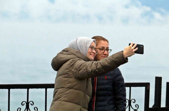 Sabah Uyandıklarında Kar Yağışı Gören Antalyalılar Kendini Sokağa Attı