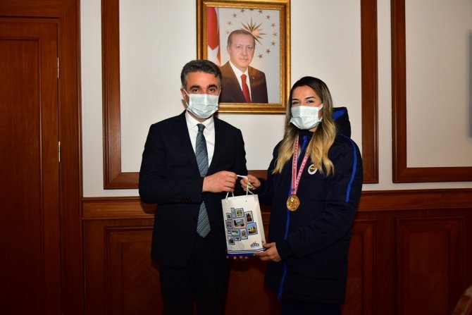 Türkiye Şampiyonu Boksörlere Hediye
