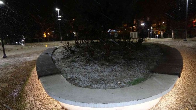 Manavgat Şehir Merkezine 14 Yıl Aradan Sonra Kar Yağdı