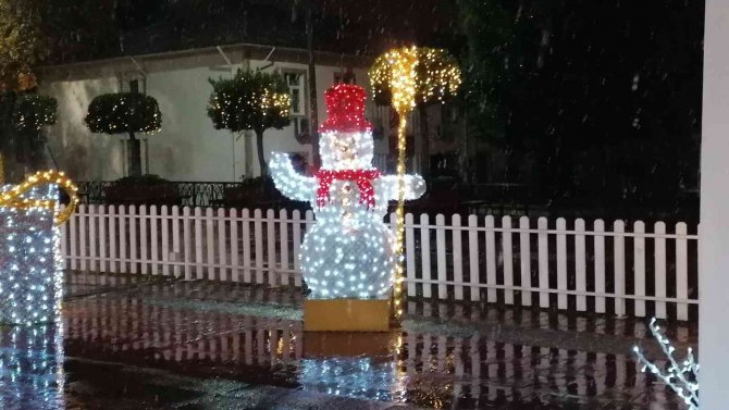 Manavgat Şehir Merkezine 14 Yıl Aradan Sonra Kar Yağdı