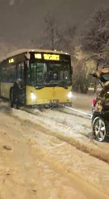 Üsküdar’da Yolda Kalan İ̇ett Otobüsünü Otomobille Bağlayıp Çektiler