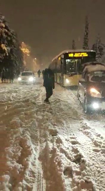Üsküdar’da Yolda Kalan İ̇ett Otobüsünü Otomobille Bağlayıp Çektiler