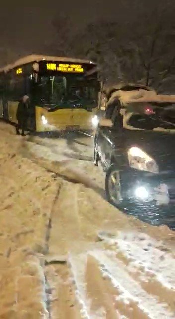 Üsküdar’da Yolda Kalan İ̇ett Otobüsünü Otomobille Bağlayıp Çektiler