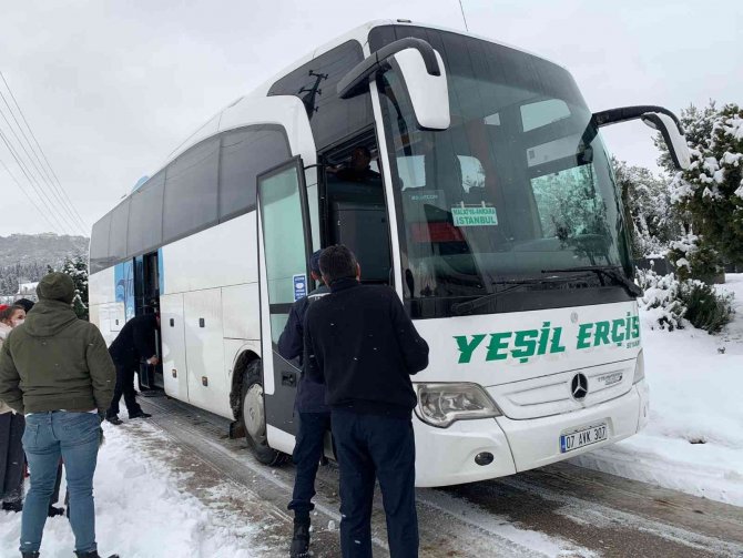 Karda Mahsur Kalan Yolcular Altınova’da Misafir Edildi
