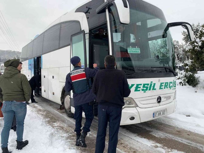 Karda Mahsur Kalan Yolcular Altınova’da Misafir Edildi