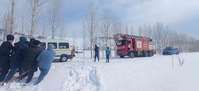 Buzlanma Nedeniyle Yoldan Çıkan Minibüs Kurtarıldı