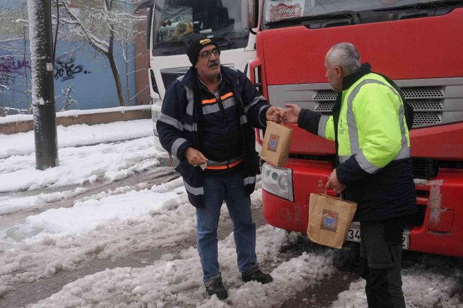 Yalova Belediyesi Kara Yollarında Geçiş İzni Verilmeyen Araçlara Kumanya Dağıttı