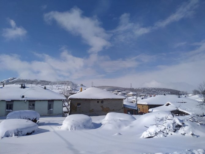Çekerek’te Kar Kalınlığı 1 Metreye Yaklaştı