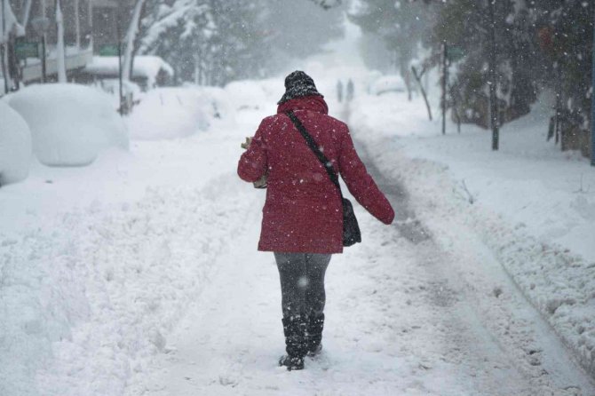 Yunanistan’da Kar Fırtınasında Mahsur Kalan Sürücülere 2 Bin Euro Ödenecek