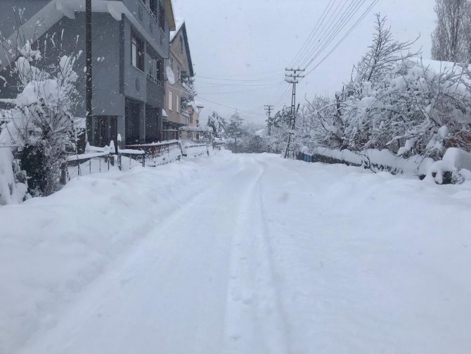 Kar Kalınlığı 90 Santimetreyi Buldu, Vatandaş Metreyle Ölçtü