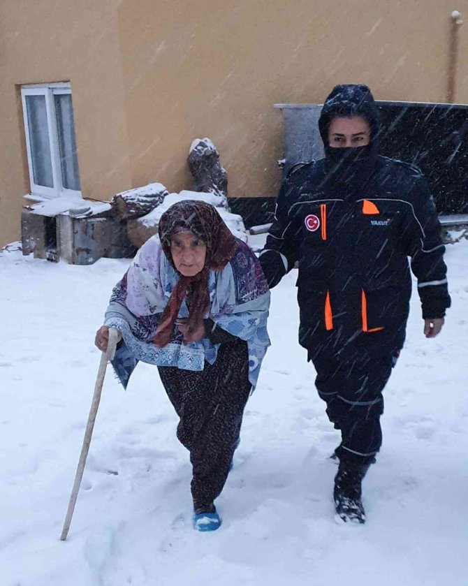 Evinde Mahsur Kalan Yaşlı Kadın Kurtarıldı